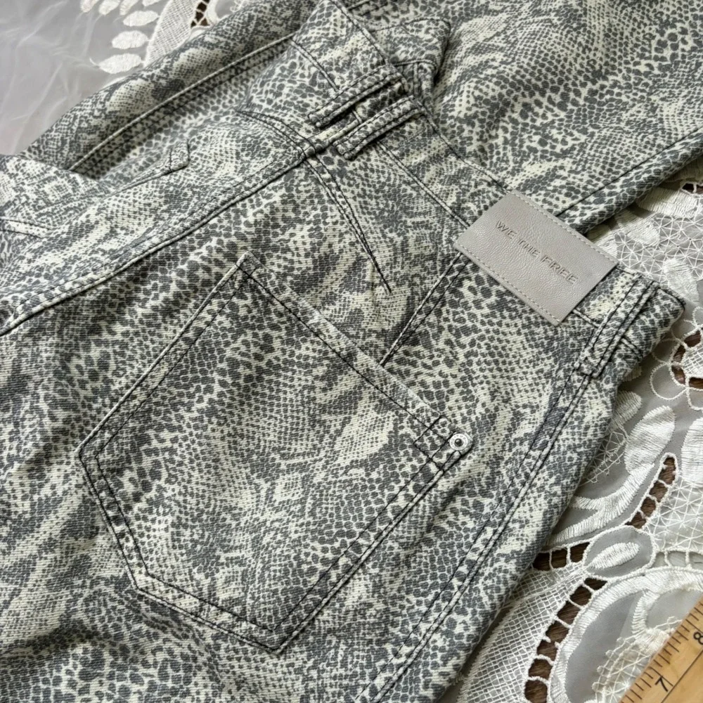 We The Free Good Luck Mid-Rise Barrel Jeans Snakeskin Print Grey White Size 28 - Picture 6 of 7
